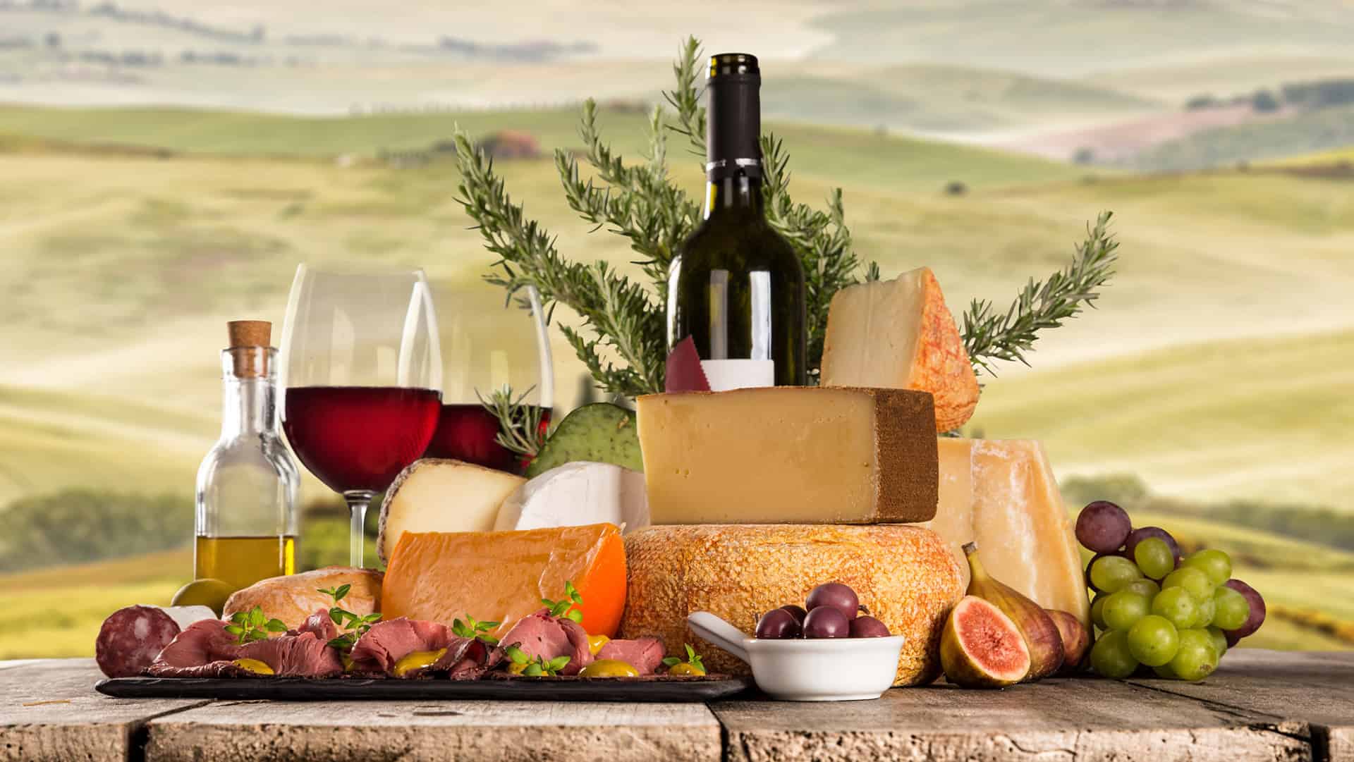 Vari tipi di formaggio italiano e vino rosso, natura morta.